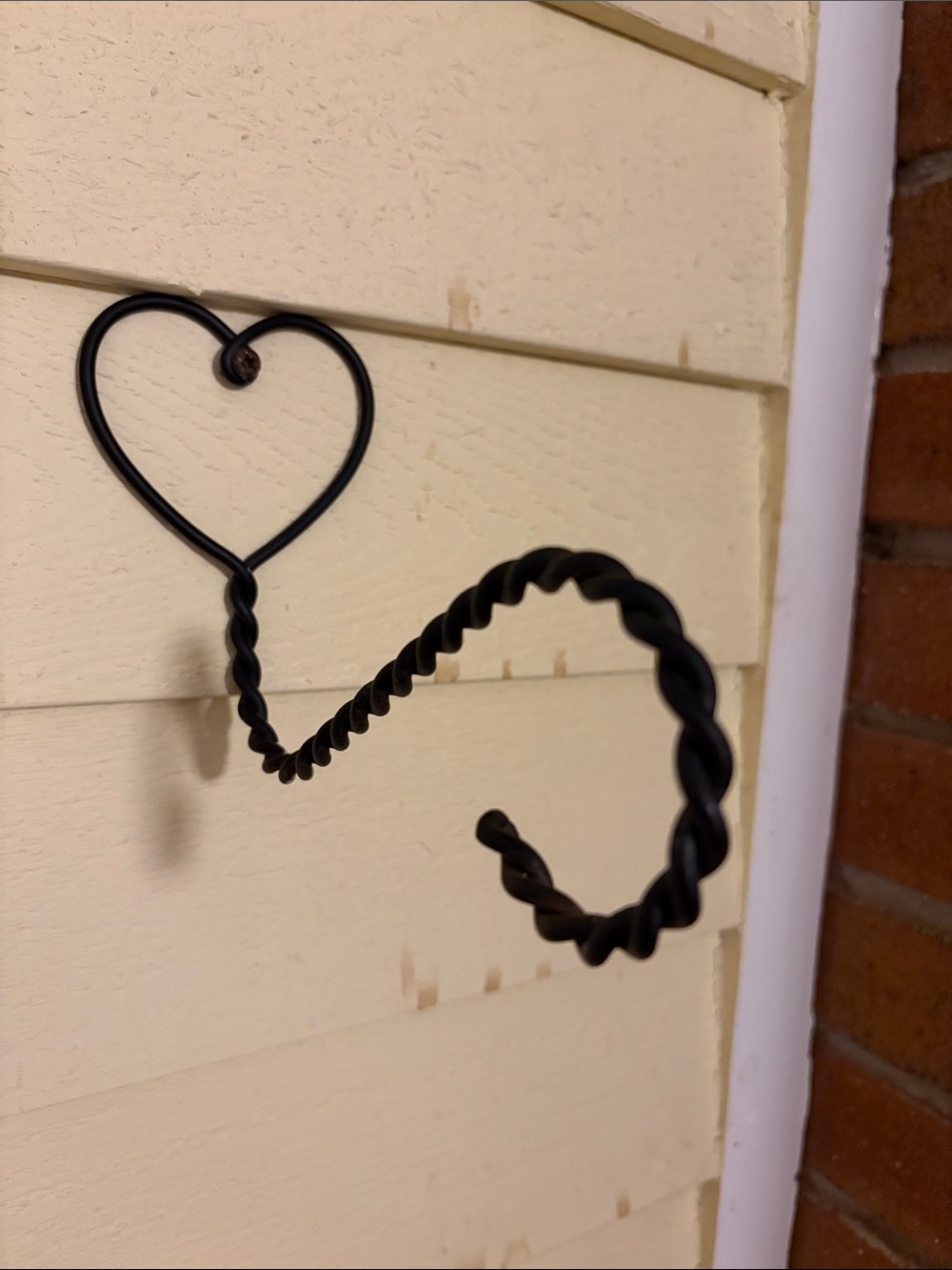 Black Heart-shaped Twisted Metal Wall Hanger